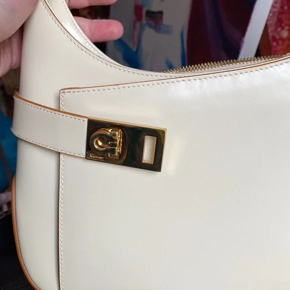 Salvatore Ferragamo cream leather handbag. - Picture 9 of 11